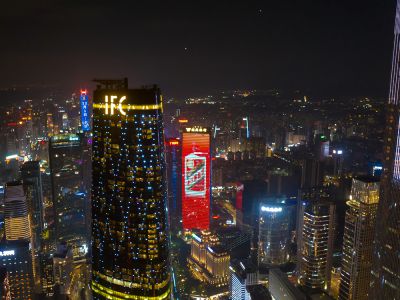  越秀金融大厦泛光照明系统（南面）广告